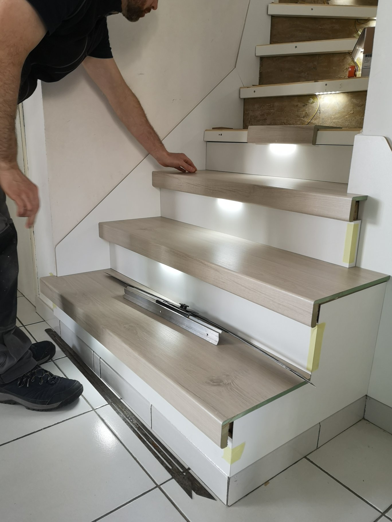 Lire la suite à propos de l’article Les étapes de rénovation d’un escalier béton, en stratifié, pas à pas !